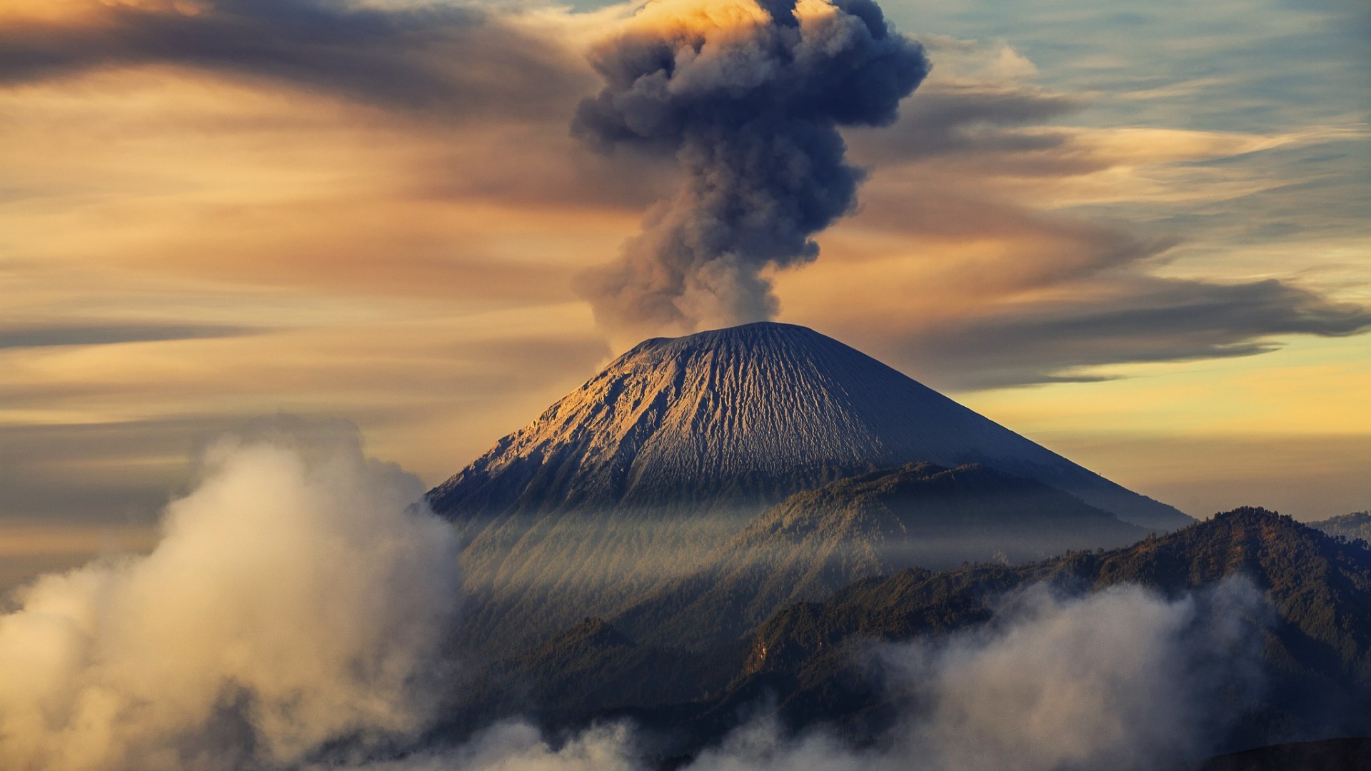 富士山自古以来就被视为神圣的存在,吸引了无数游客前来朝拜和观光