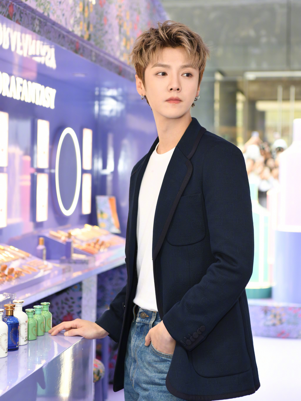 古驰美妆# 快闪店绮梦花园深圳万象天地盛大开幕,代言人鹿晗@m鹿m