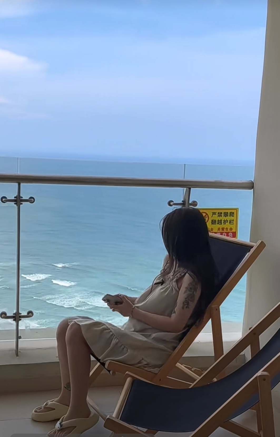 全民ai创作节# 一个美丽的女人在舒适的椅子上玩手机.