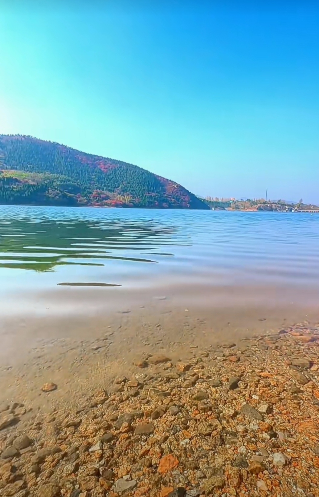 旅途美景分享: 湖光山色中,静谧的蓝绿色湖泊宛如一块宝石,与天空相接