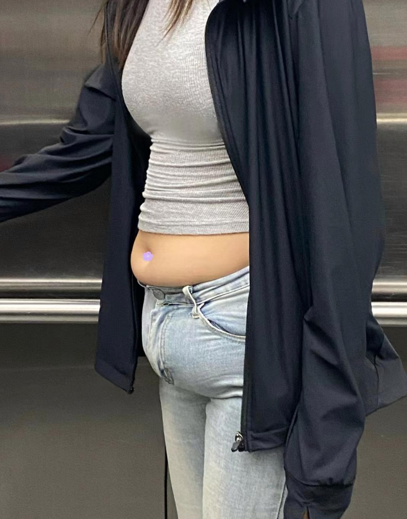 在地铁上,偶遇一位女士,她的衣服紧紧勒着肚子,形成了明显的"游泳圈".