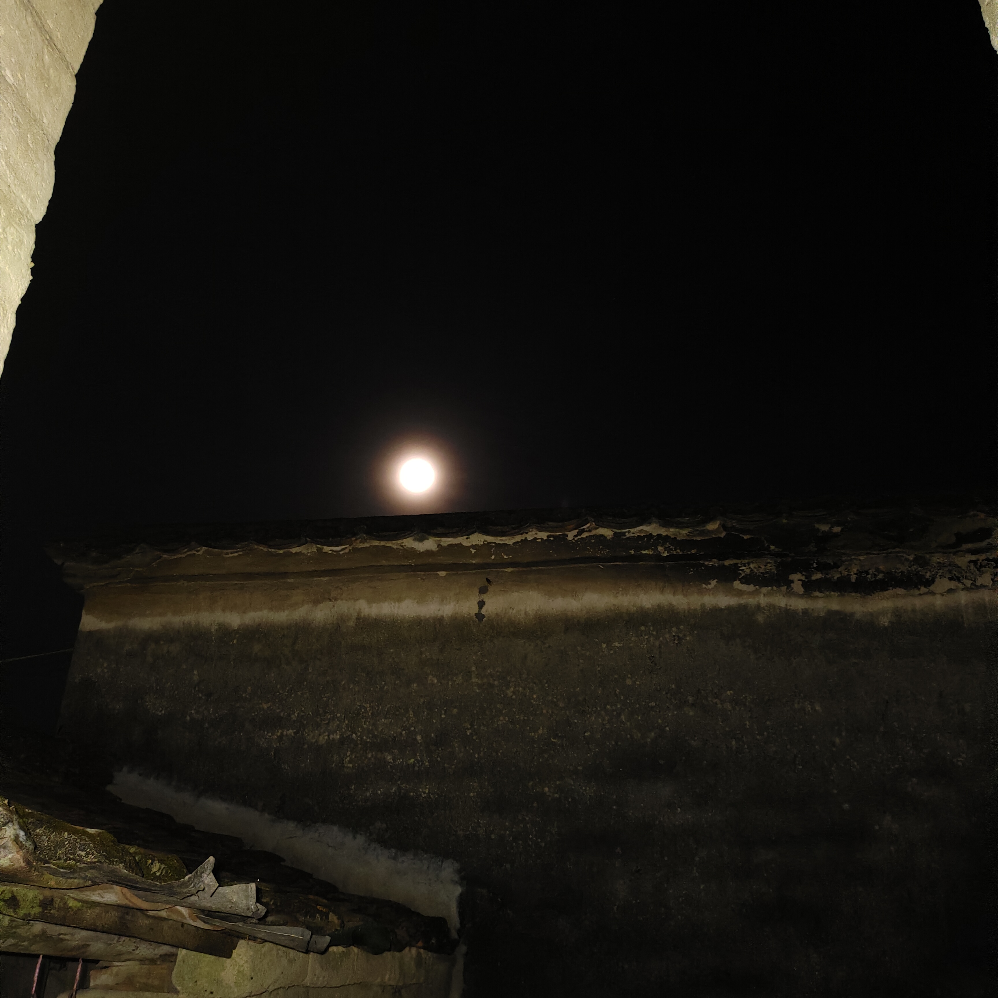 月光如水,轻轻洒在静谧的田野上,把大地染成一片银白.