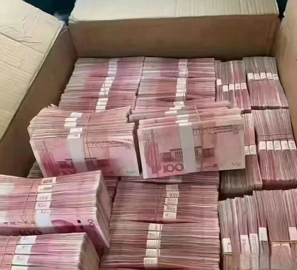 我在上海买了套房,谁能想到在地下室里竟然发现了几十捆百元大钞!