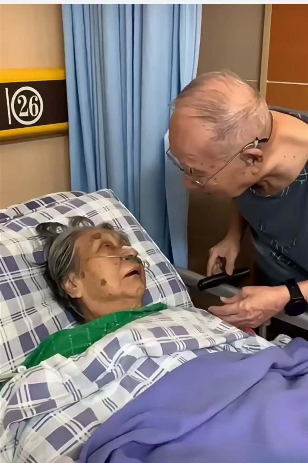 我叫赵鹏,快七十了.我老婆王秀兰身体不好,医生说她日子不多了.