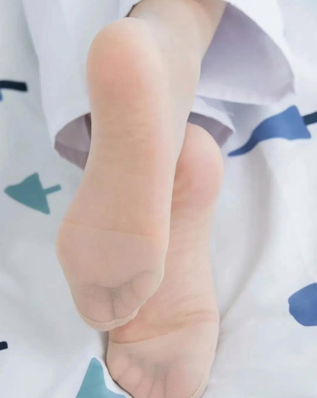 小脚丫穿上肉白色的袜子更加美艳