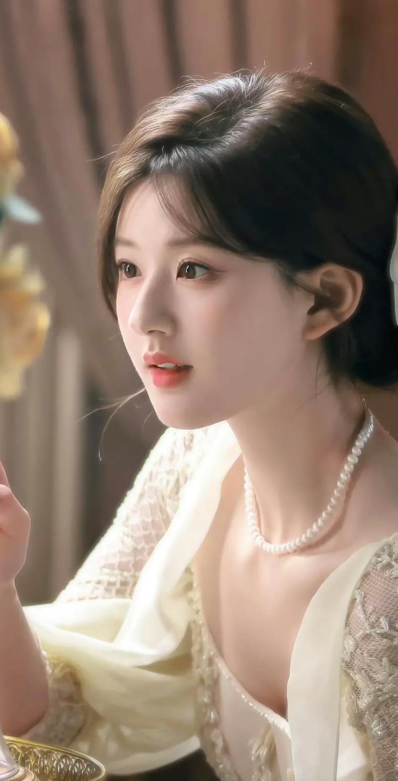 赵露思肌肤如雪,一袭白裙飘逸,宛如童话中的公主