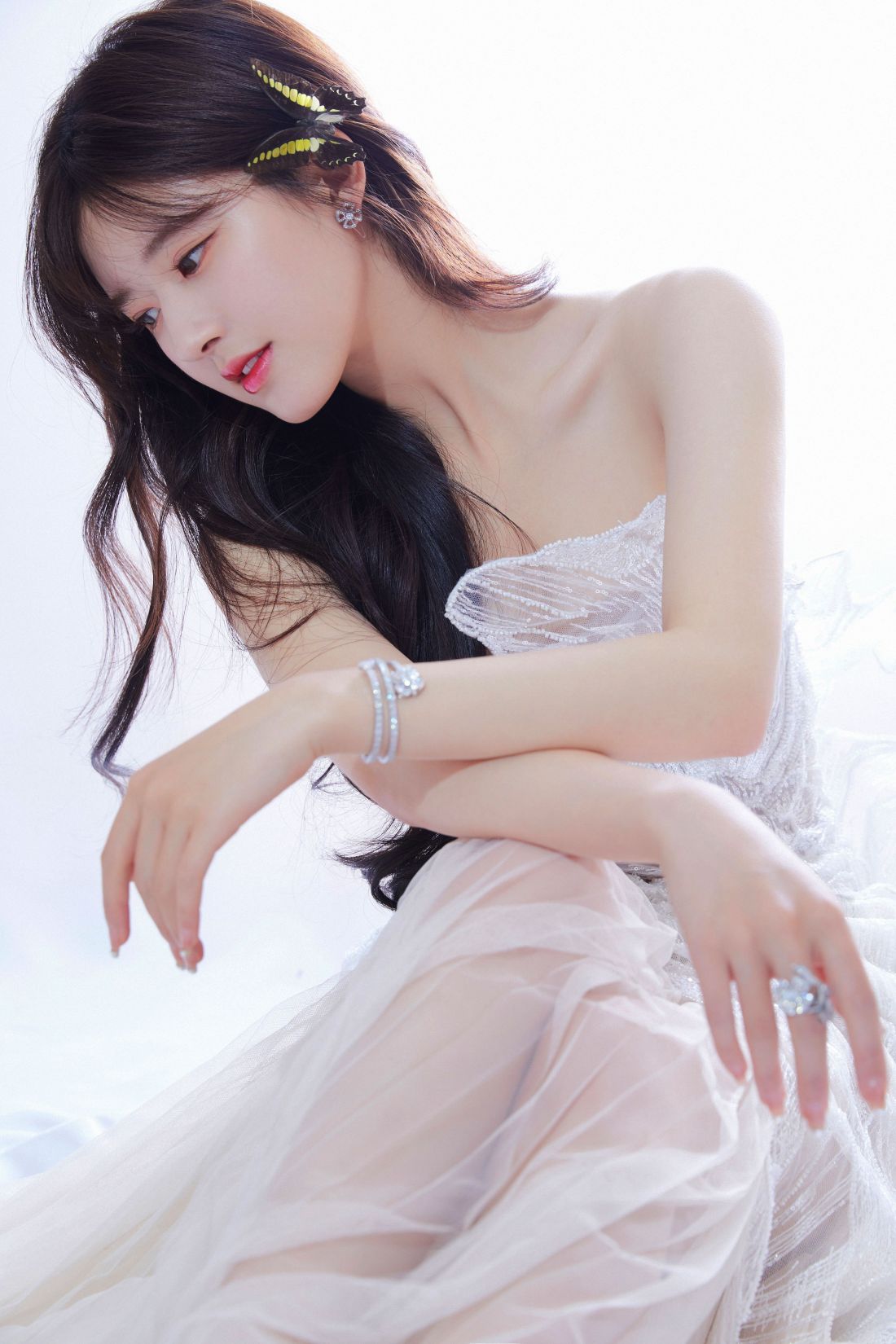 赵露思肌肤如雪,一袭白裙飘逸,宛如童话中的公主