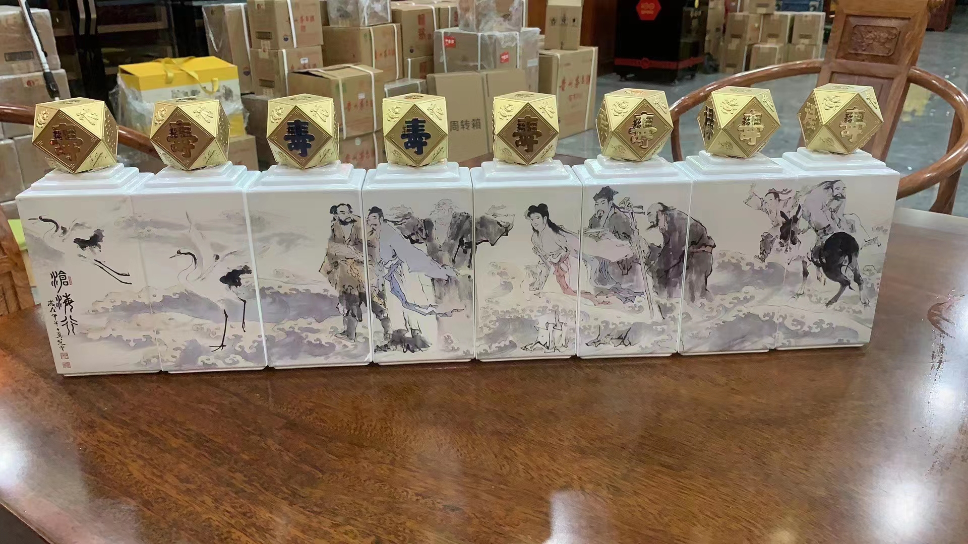 贵州茅台酒八仙过海介绍 这款瓶身采用四方八棱瓶,瓶盖为四方十六面