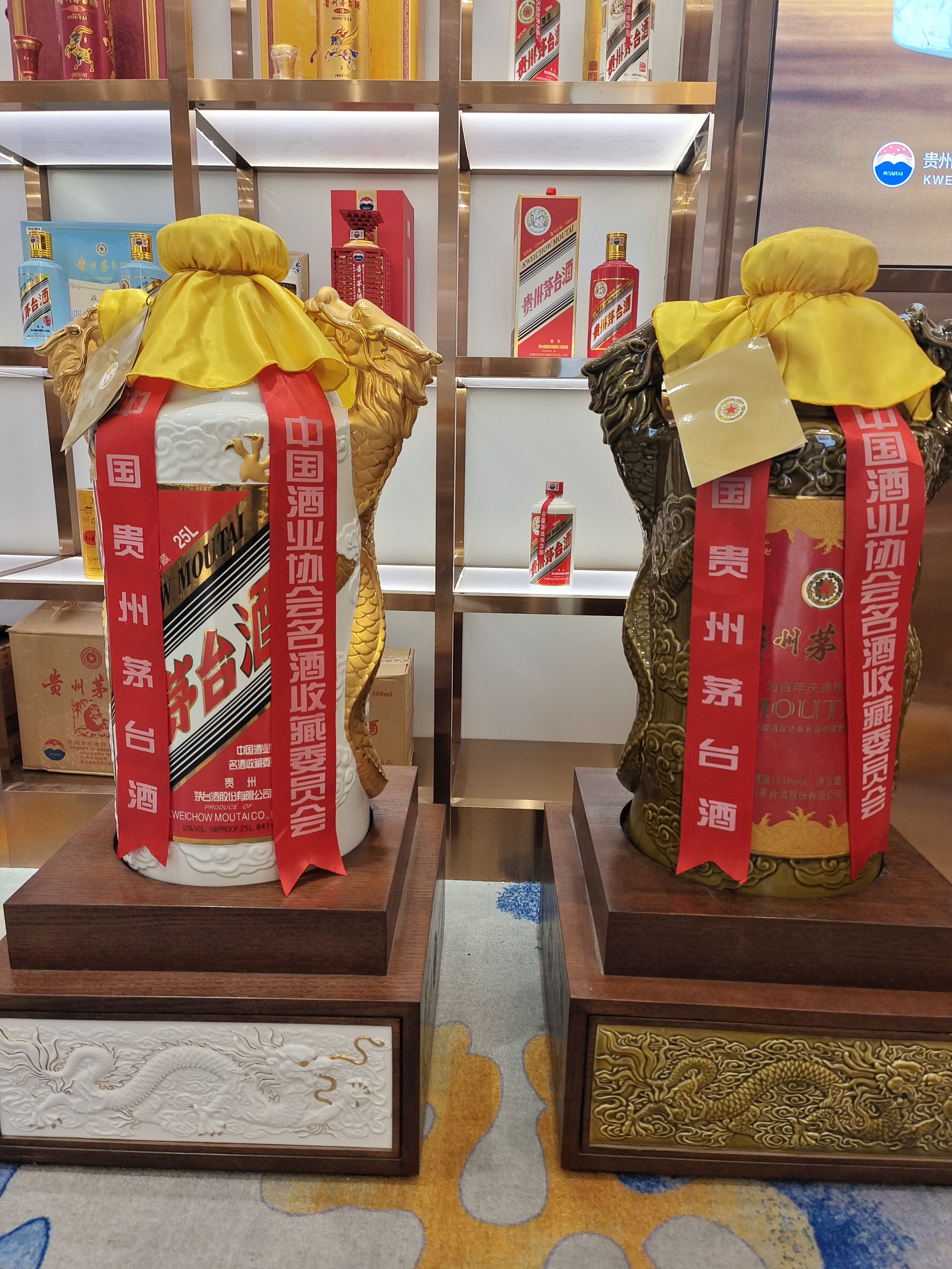 一款限量发行2015套的大器茅台 2015年,恰逢茅台酒荣获1915年巴拿马