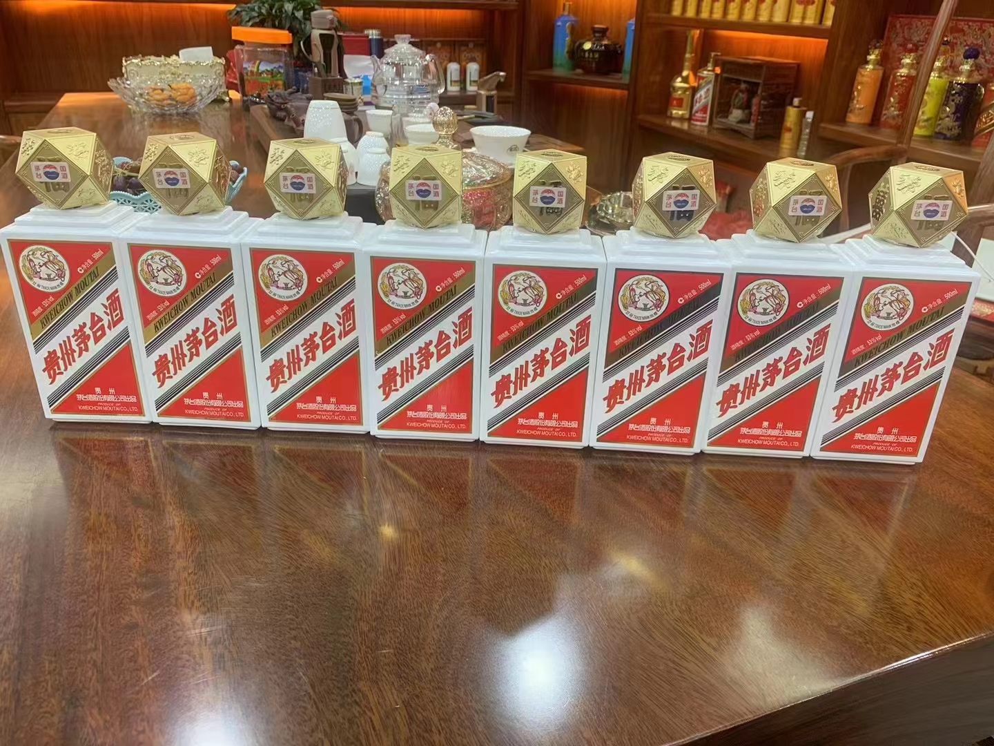 贵州茅台酒八仙过海介绍 这款瓶身采用四方八棱瓶,瓶盖为四方十六面