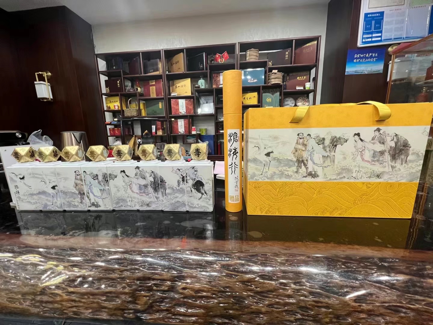 贵州茅台酒八仙过海介绍 这款瓶身采用四方八棱瓶,瓶盖为四方十六面