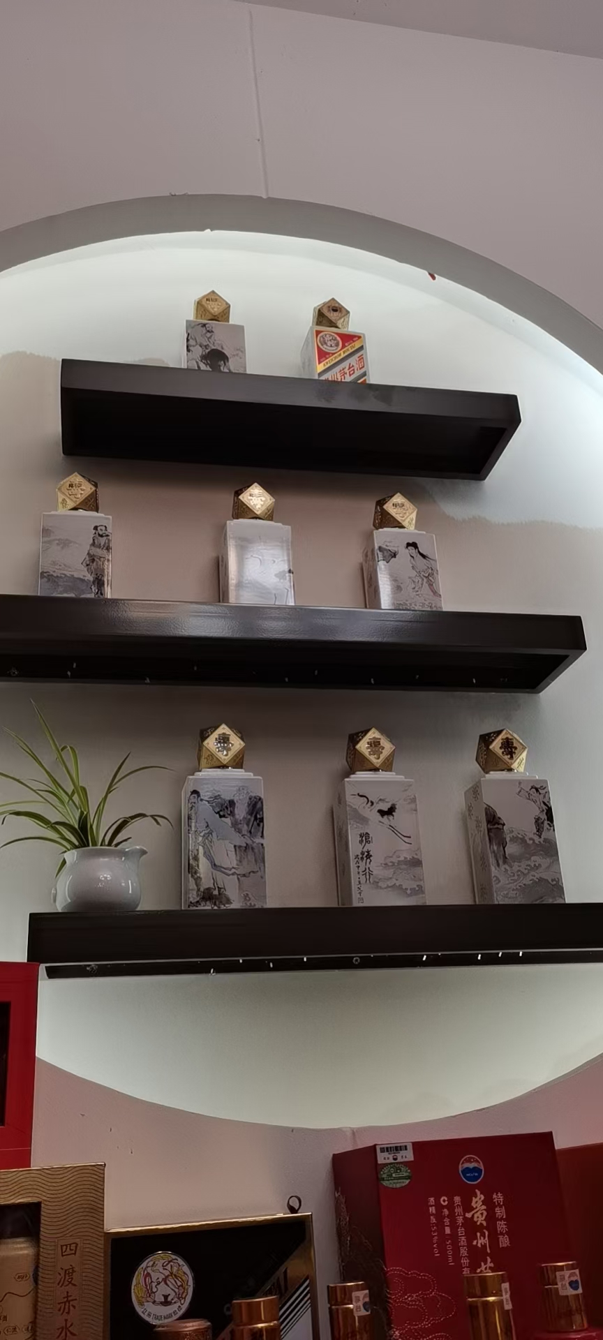 贵州茅台酒八仙过海介绍 这款瓶身采用四方八棱瓶,瓶盖为四方十六面