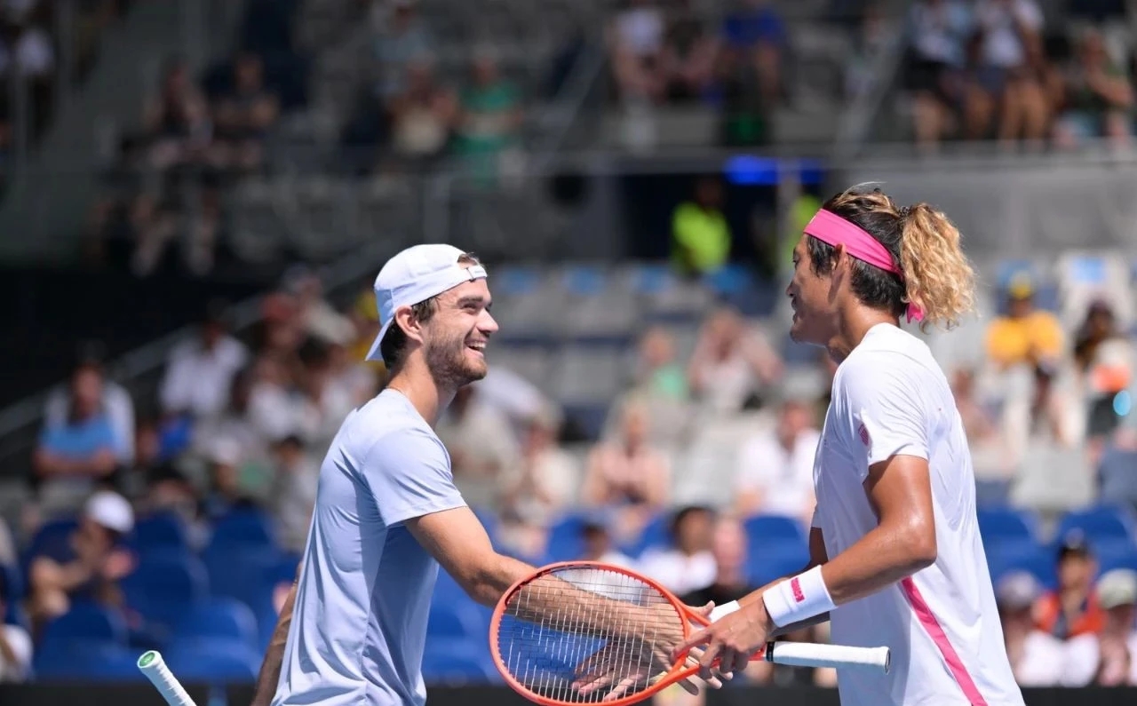 网球男子双打决赛对决，瑞士选手实力碾压夺冠！