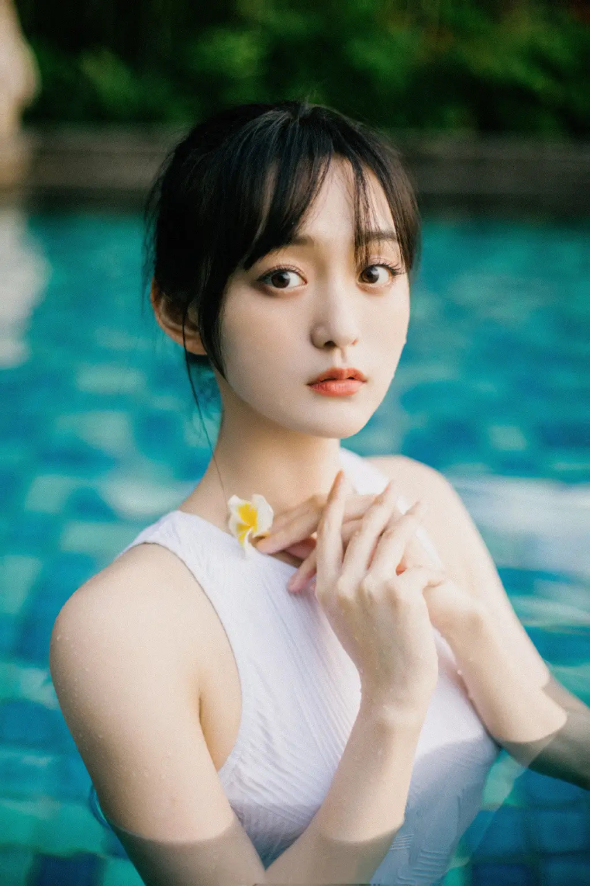 真是看不出来啊,原来何泓姗已经34周岁了,穿着一身白色泳装在湖边戏水