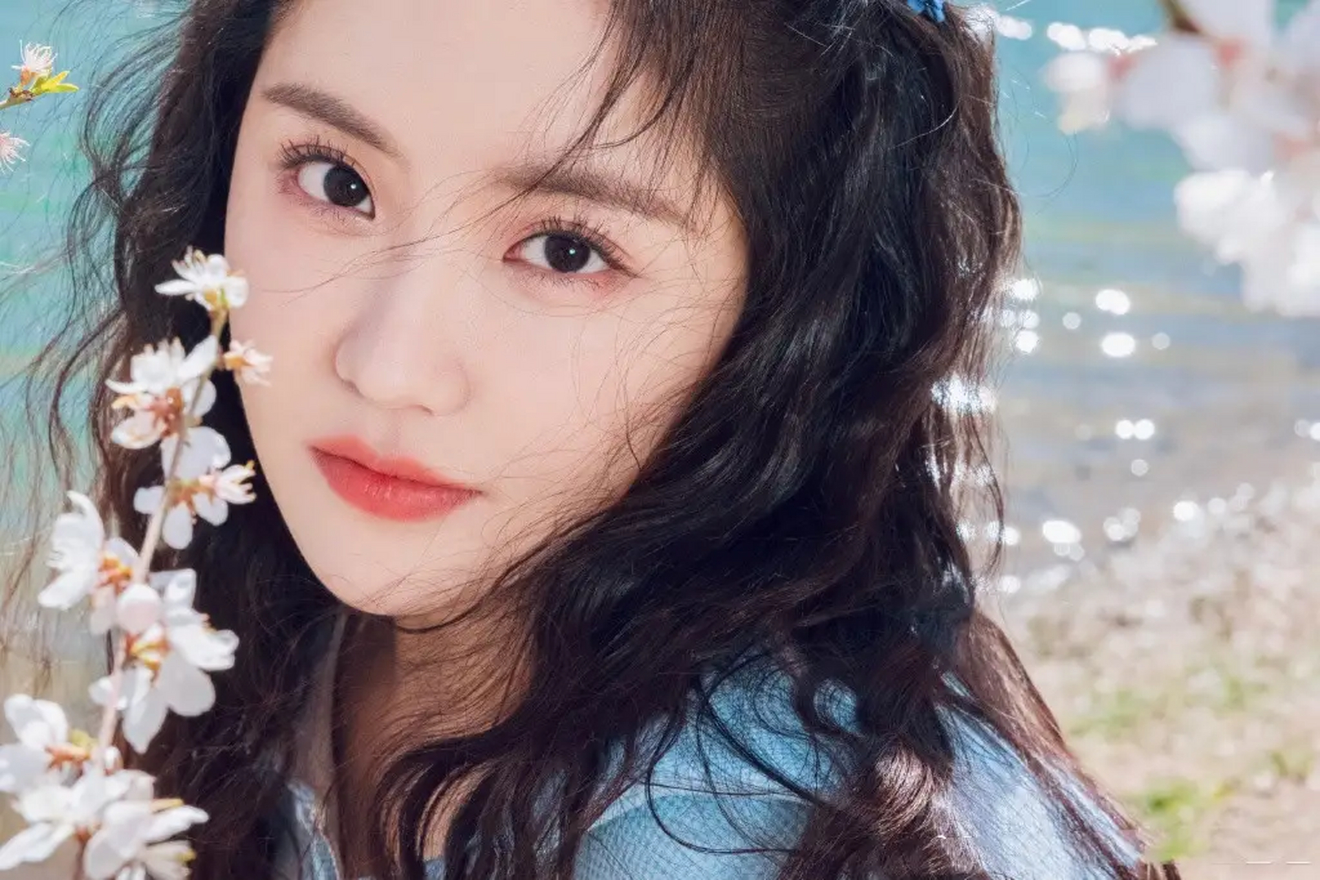 王艺瑾春日粉蓝氛围感写真:近日硬糖少女303成员王艺瑾分享新鲜美照