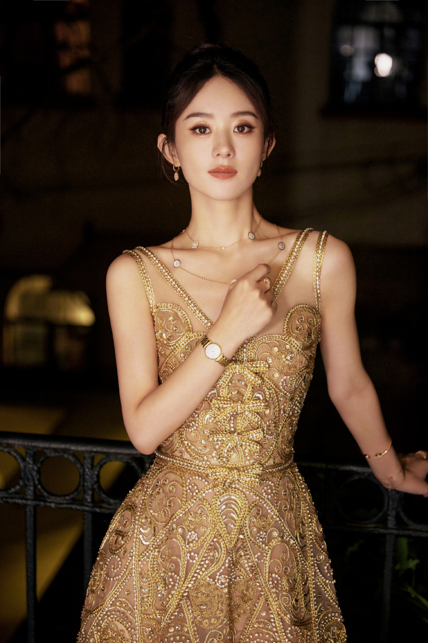 赵丽颖白玉兰颁奖典礼造型  礼服是elie saab 2023春夏高定 腕表是