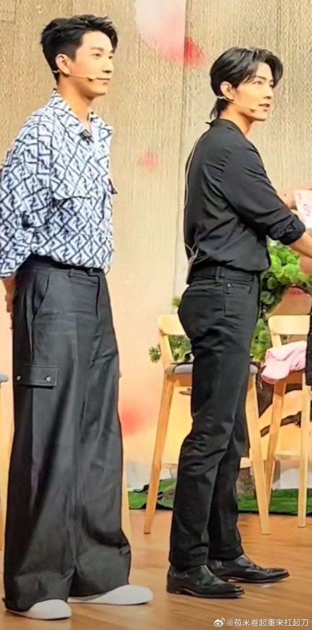 有网友说肖战穿了屁垫,这怎么看出来的? 还有为什么要穿屁垫呢?