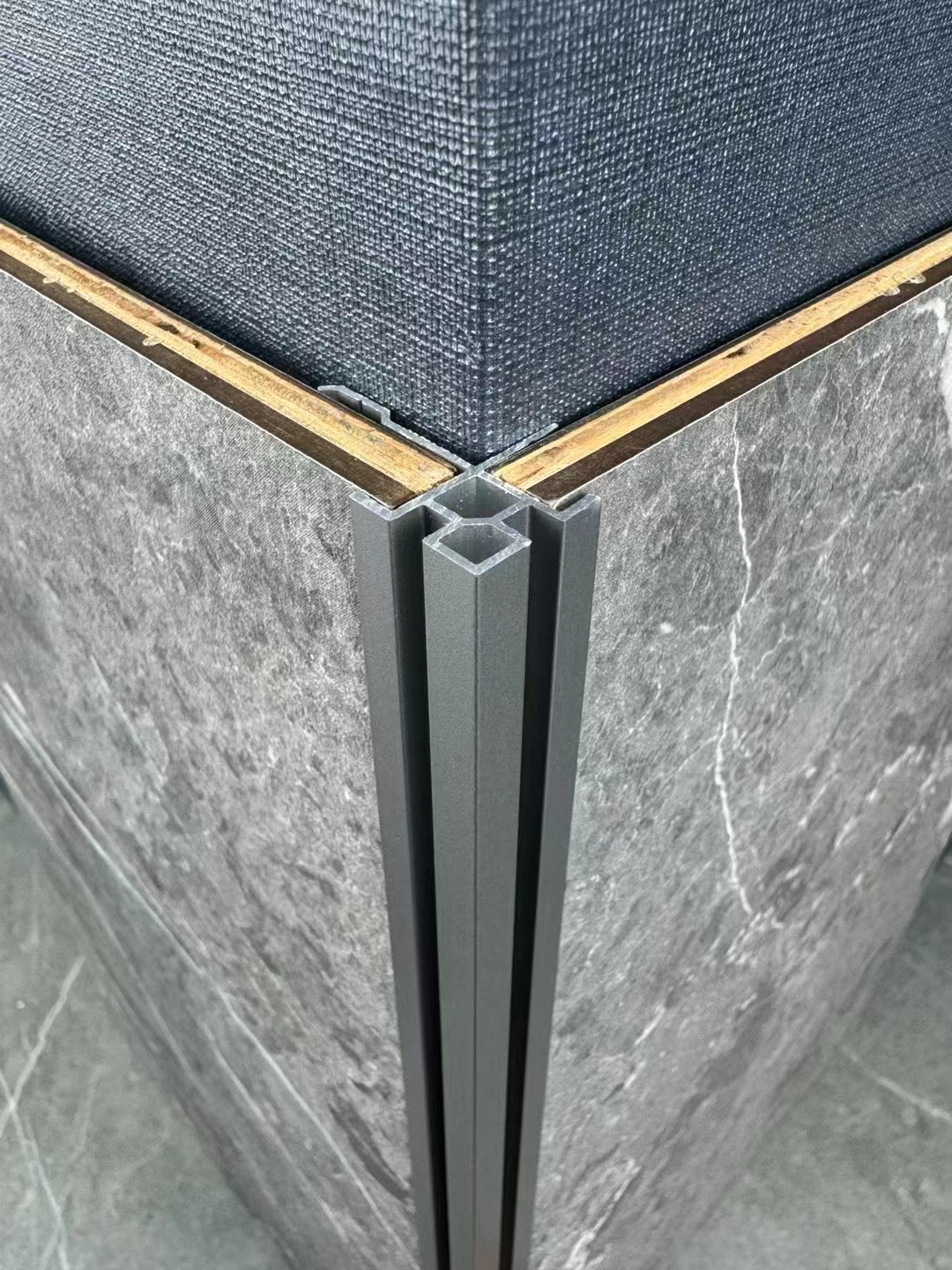 那产品肯定是不同的,类似的外观,不同的内在 墙板铝合金线条,现货供应