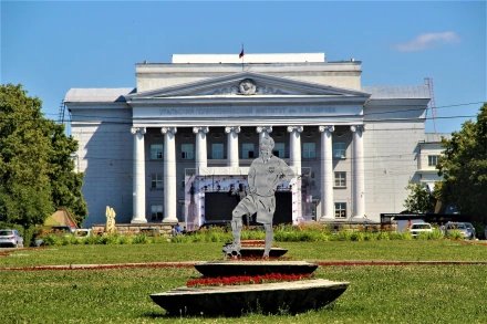 乌拉尔联邦大学简称"УрФУ""urfu",又名叶利钦大学,是苏联四大工
