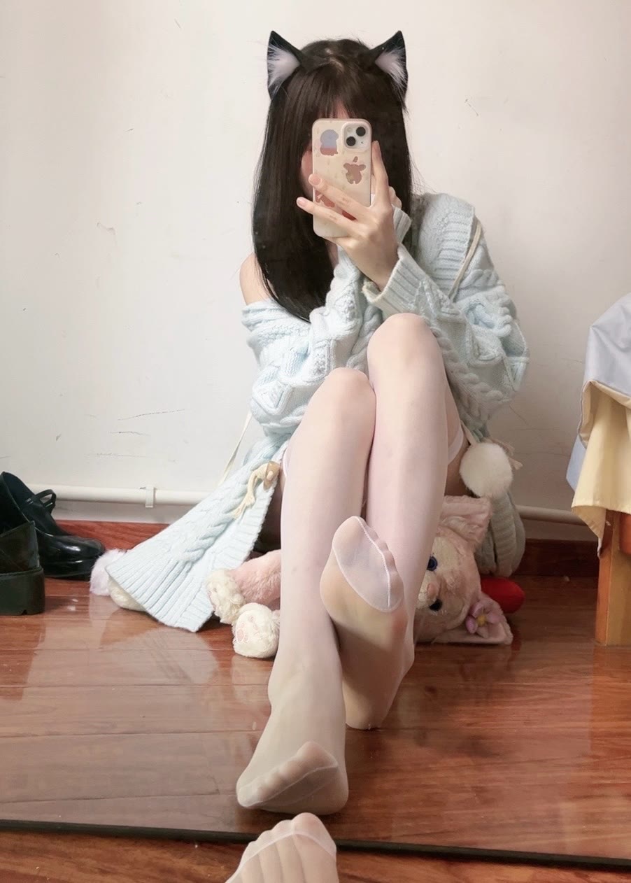 身穿蓝白条纹衬衫,头戴猫耳朵发卡,简直是夏日里的一股清流.