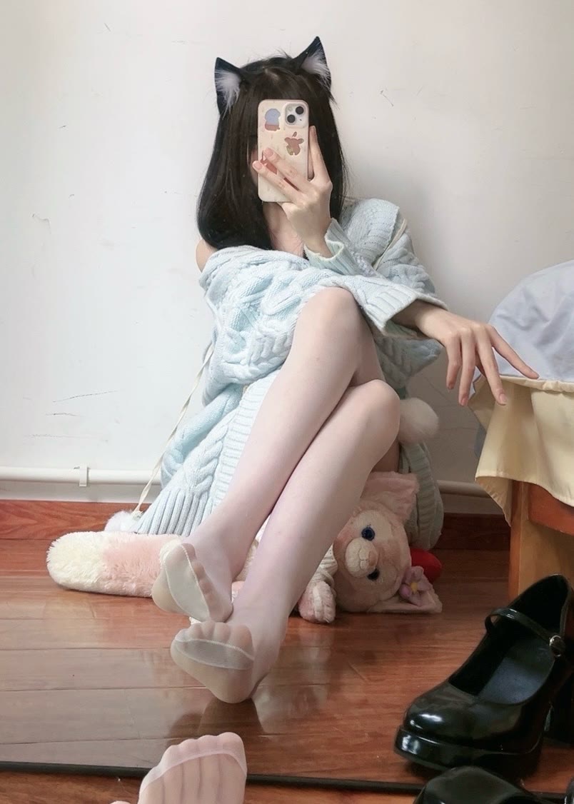 身穿蓝白条纹衬衫,头戴猫耳朵发卡,简直是夏日里的一股清流.