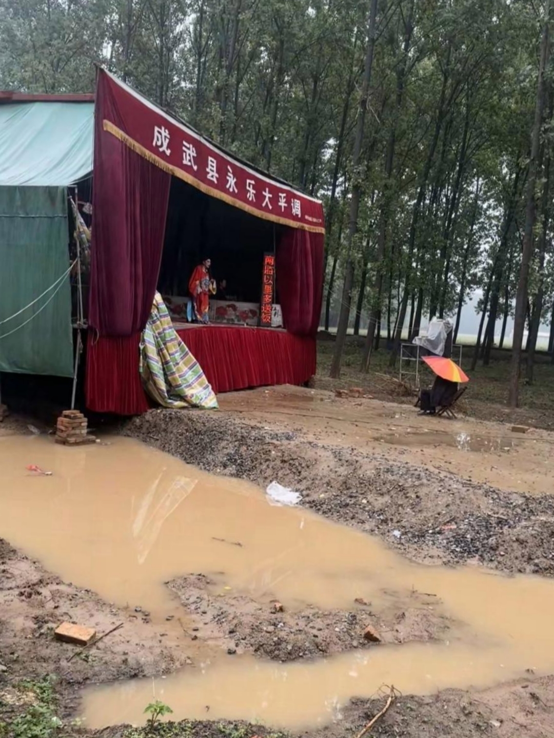 这就是传统艺术的现状,很喜欢老祖宗的那句话:戏一