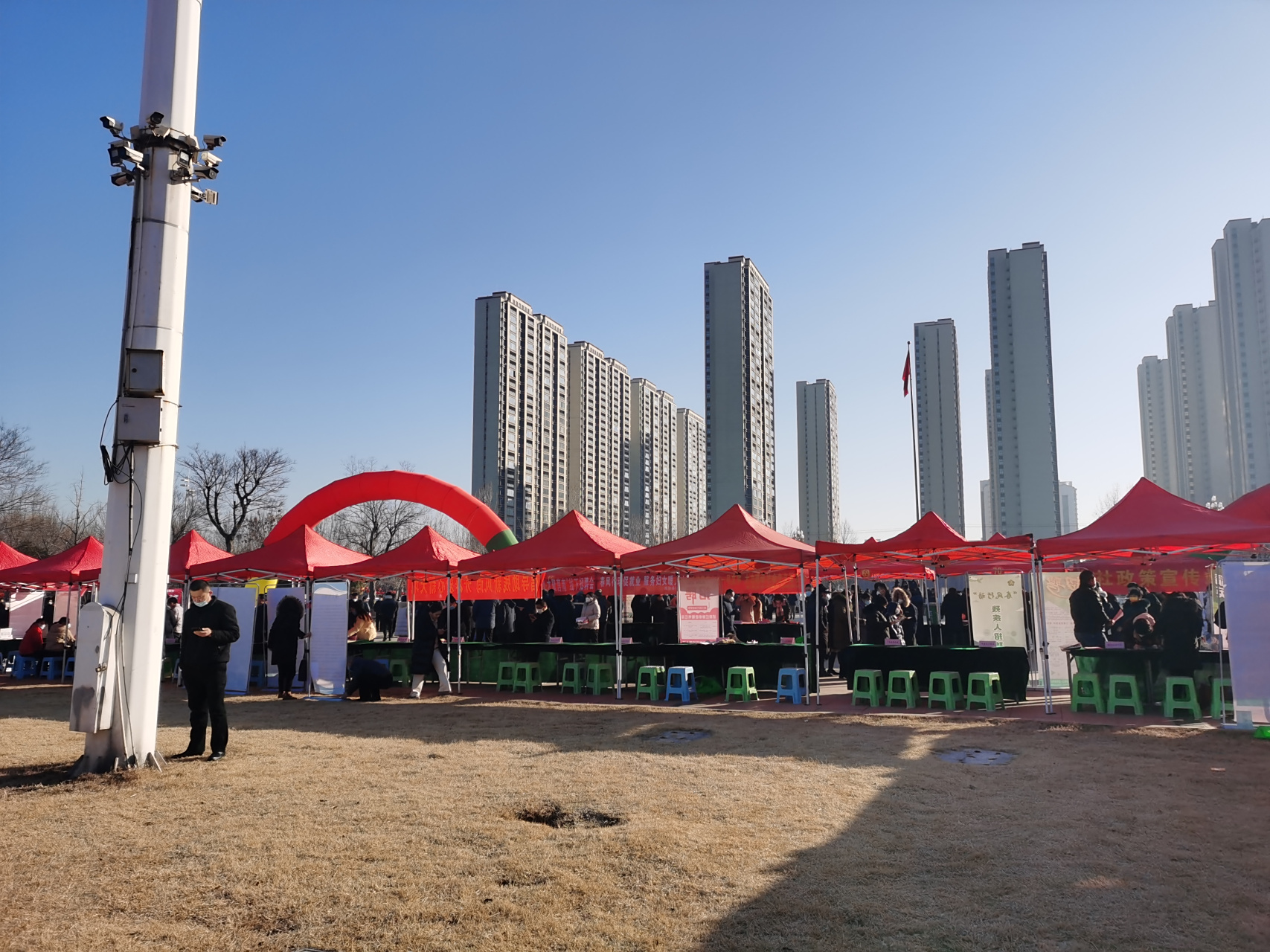 临沂市莒南县五洲广场现场招聘会开始了,有附近的朋友可以赶紧来逛逛