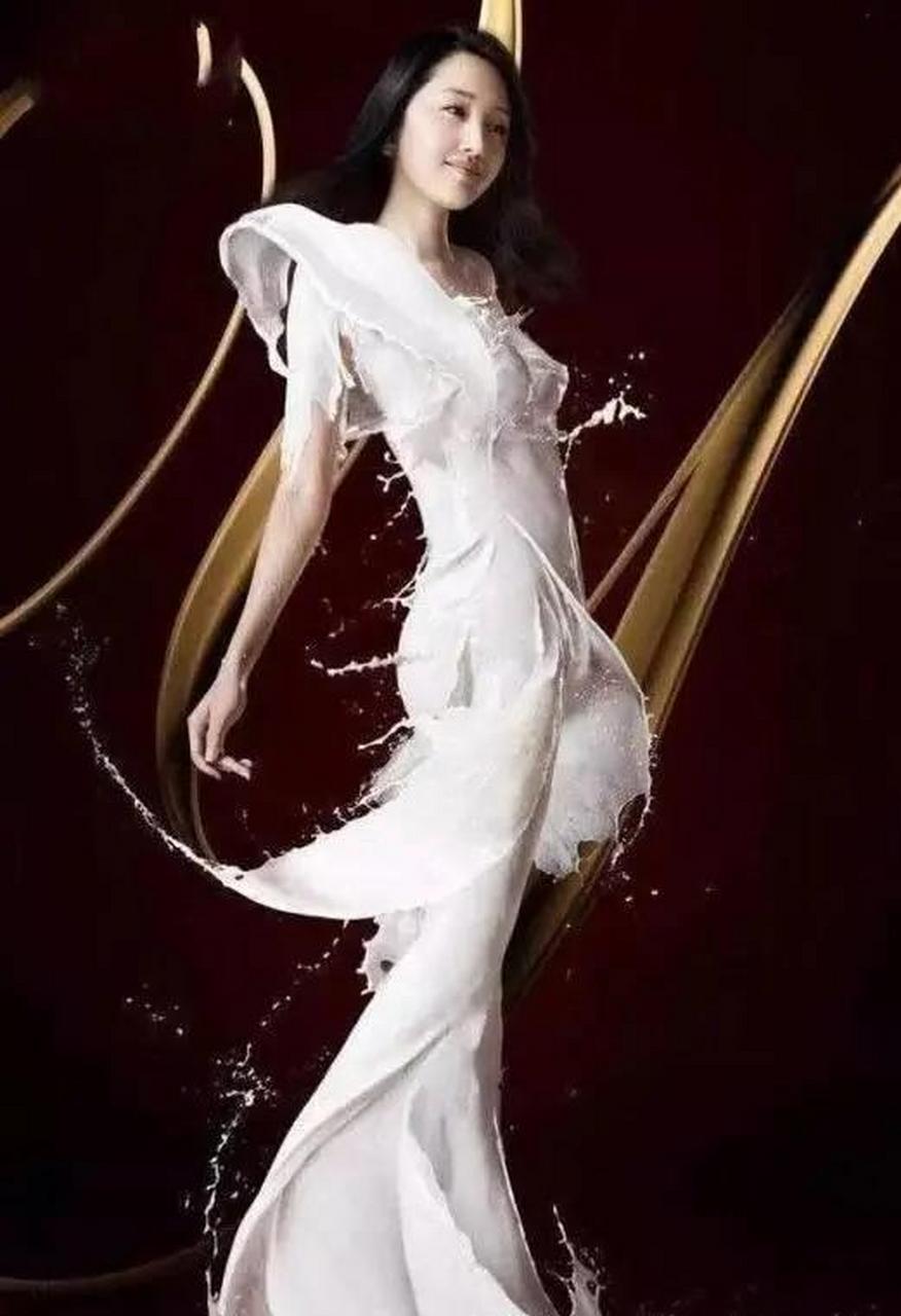 遇见美好# #遇见好身材# 不老女神杨钰莹的牛奶裙造型很美,贴身的