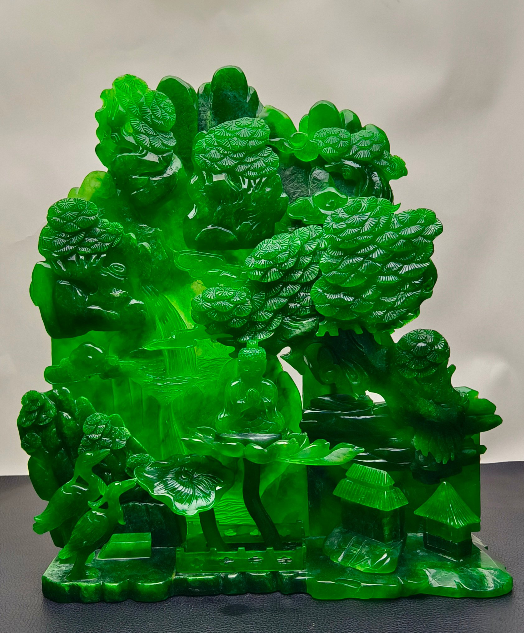 顶级龙石种帝王绿绿超大超厚翡翠摆件,水头超好,超级完美,高浮雕,镂空