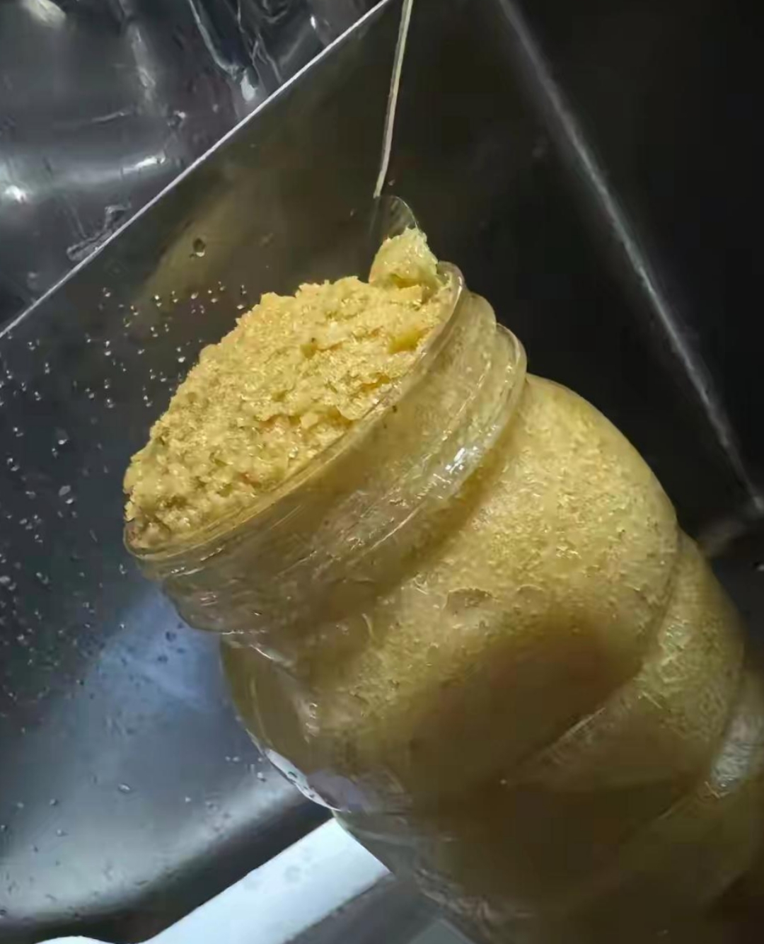 蜂蜜放长时间发白色的东西是什么(蜂蜜放时间长了有白色沉淀物)