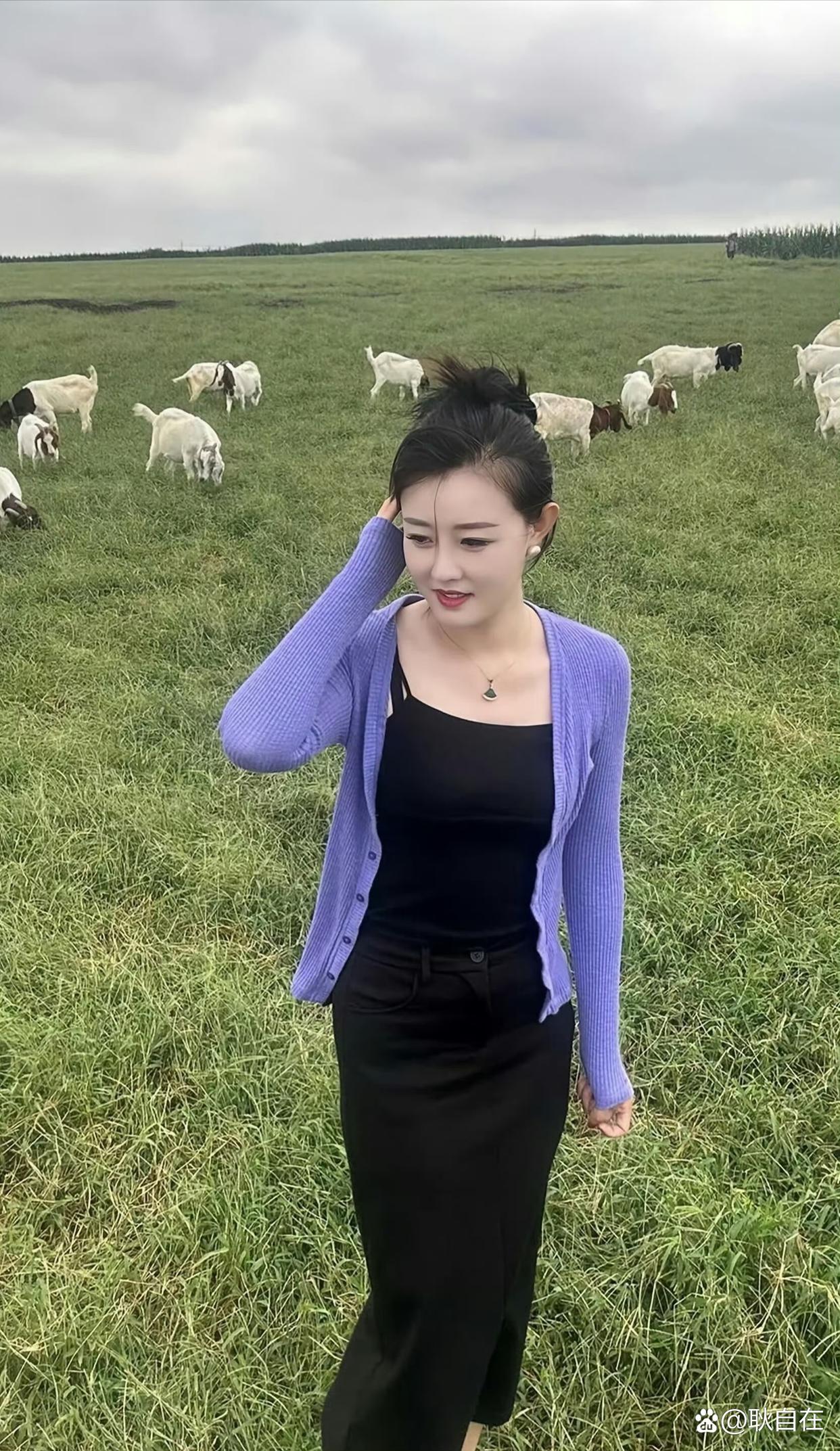 村里放羊的星星姑娘,在田野里偶遇一群羊,觉得真是太有趣了!