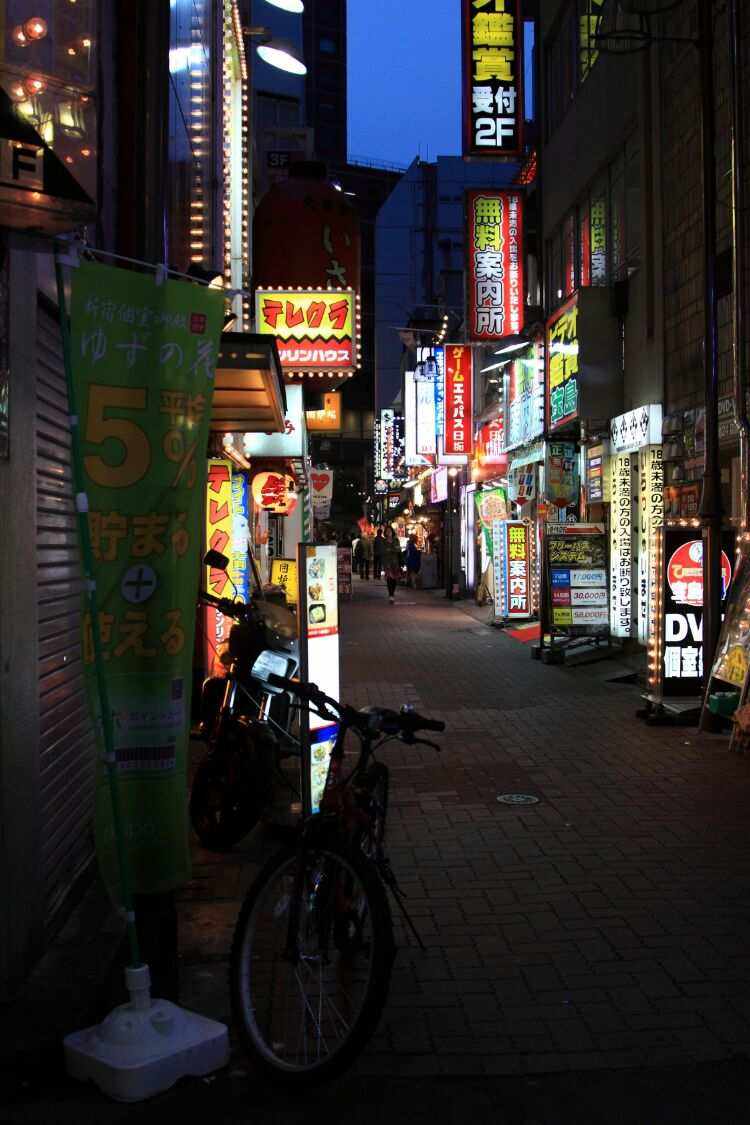 东京的"歌舞伎町一番街",仿佛置身于一部热血动漫的世界!