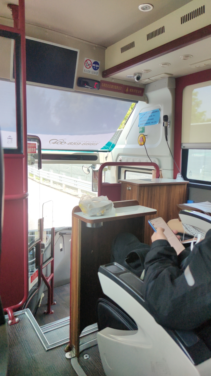 现在舟山至上海大巴,什么都没有了,座位空间也变小了,中途停靠某肺耨