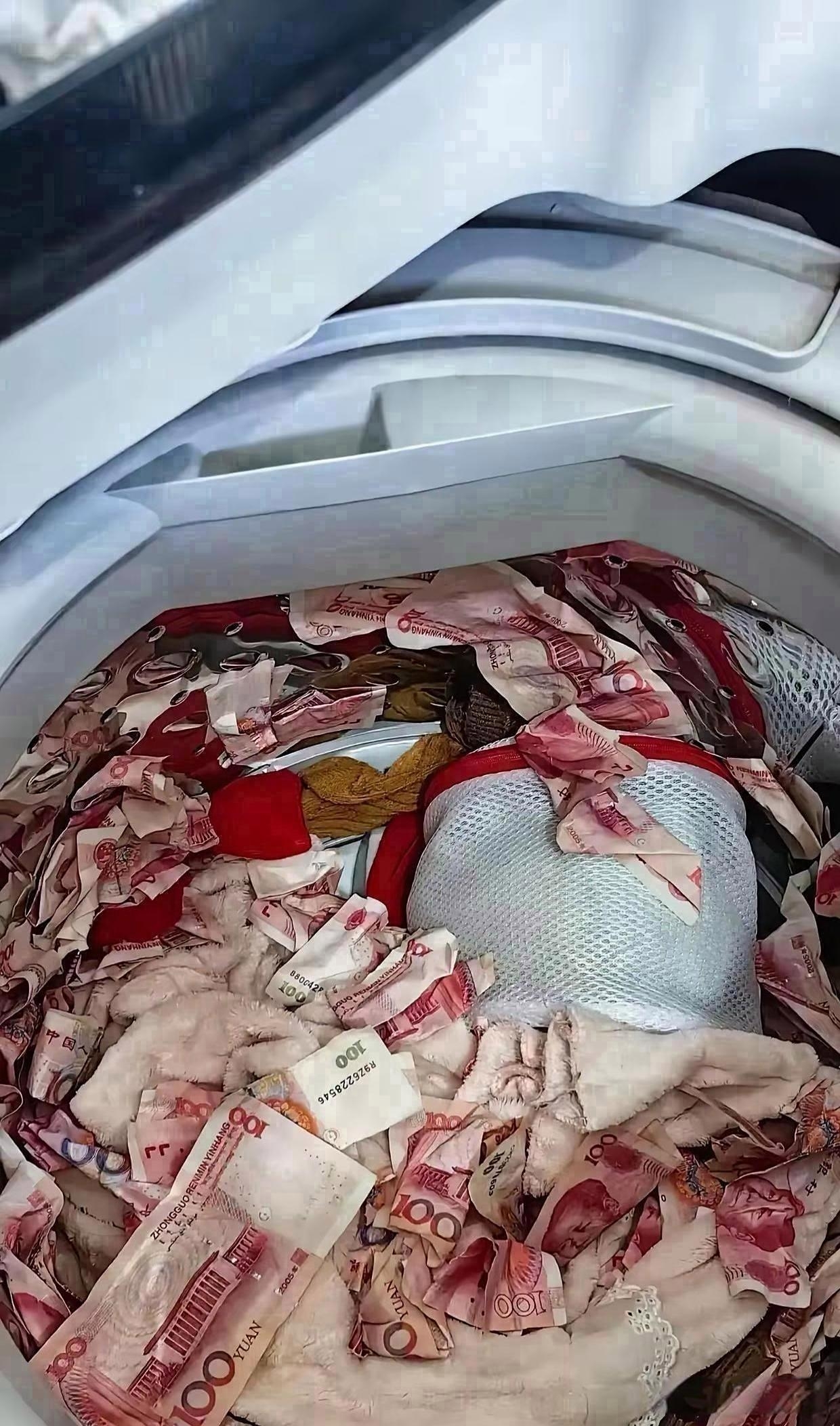等她洗完衣服去拿时,看着水里泡着的钱整个人都懵了,这钱还能用不?