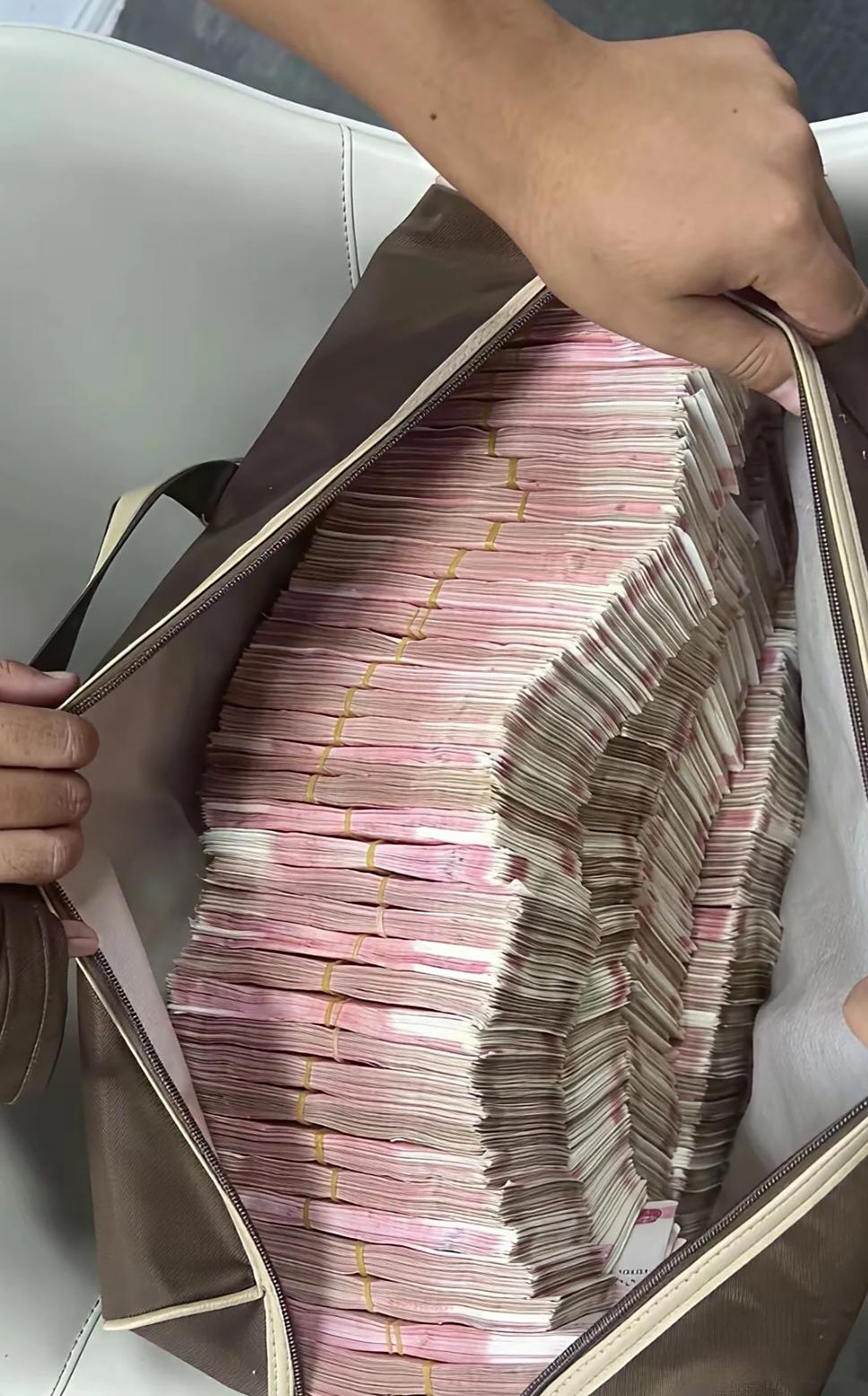 有这一麻袋钱,在农村的可以躺平了吗?#社会百态