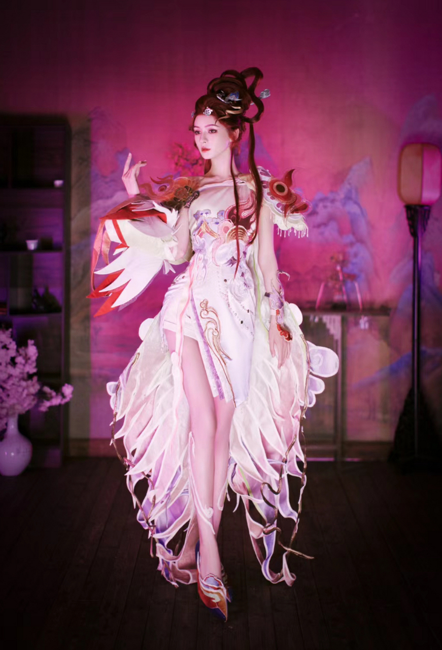 张予曦最新的一组cosplay照片,她完美还原了《芈月传》中的芈月一角