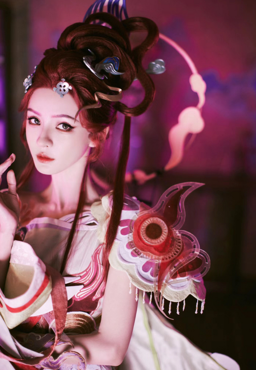 张予曦最新的一组cosplay照片,她完美还原了《芈月传》中的芈月一角