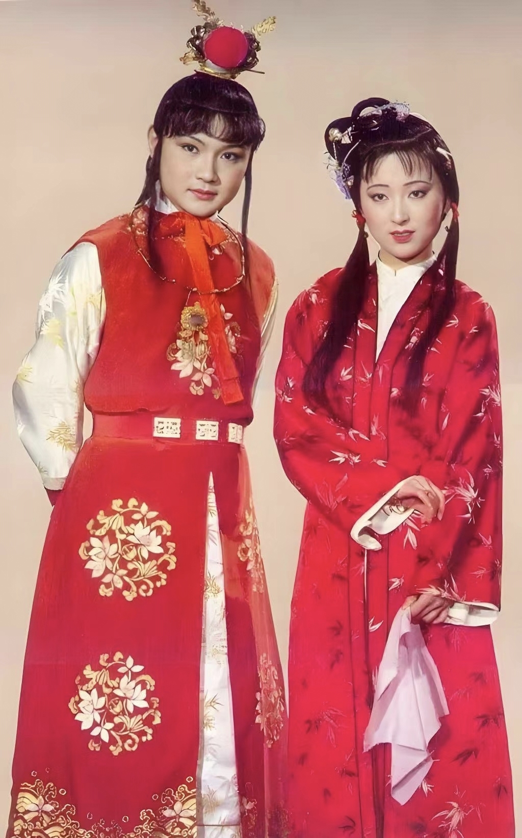 经常番看《红楼梦》,爱看她们的服装,爱看她们的多姿,爱看她们的深情!