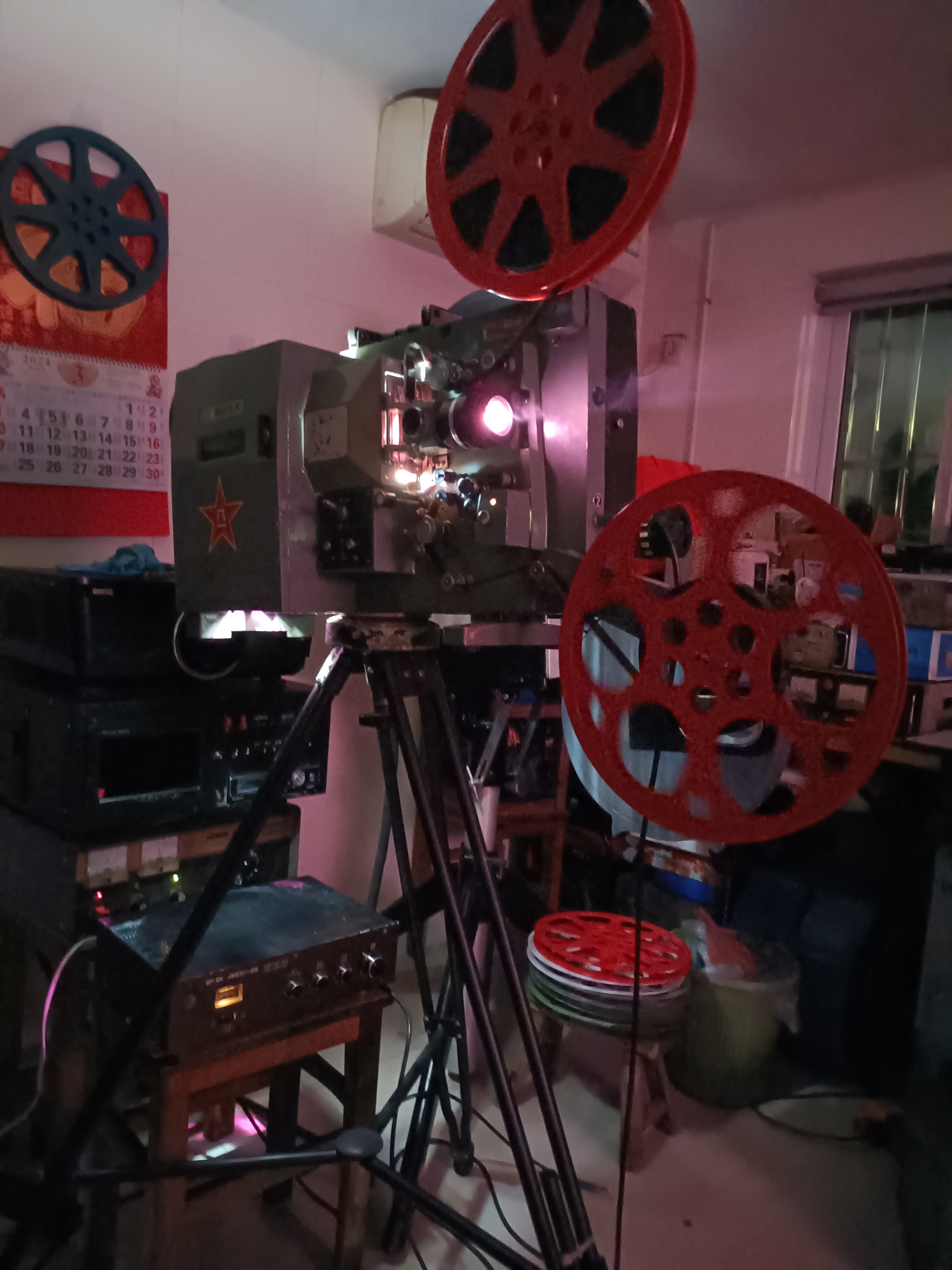 电影放映机,那缓缓转动的胶片,仿佛带我回到了童年时光.