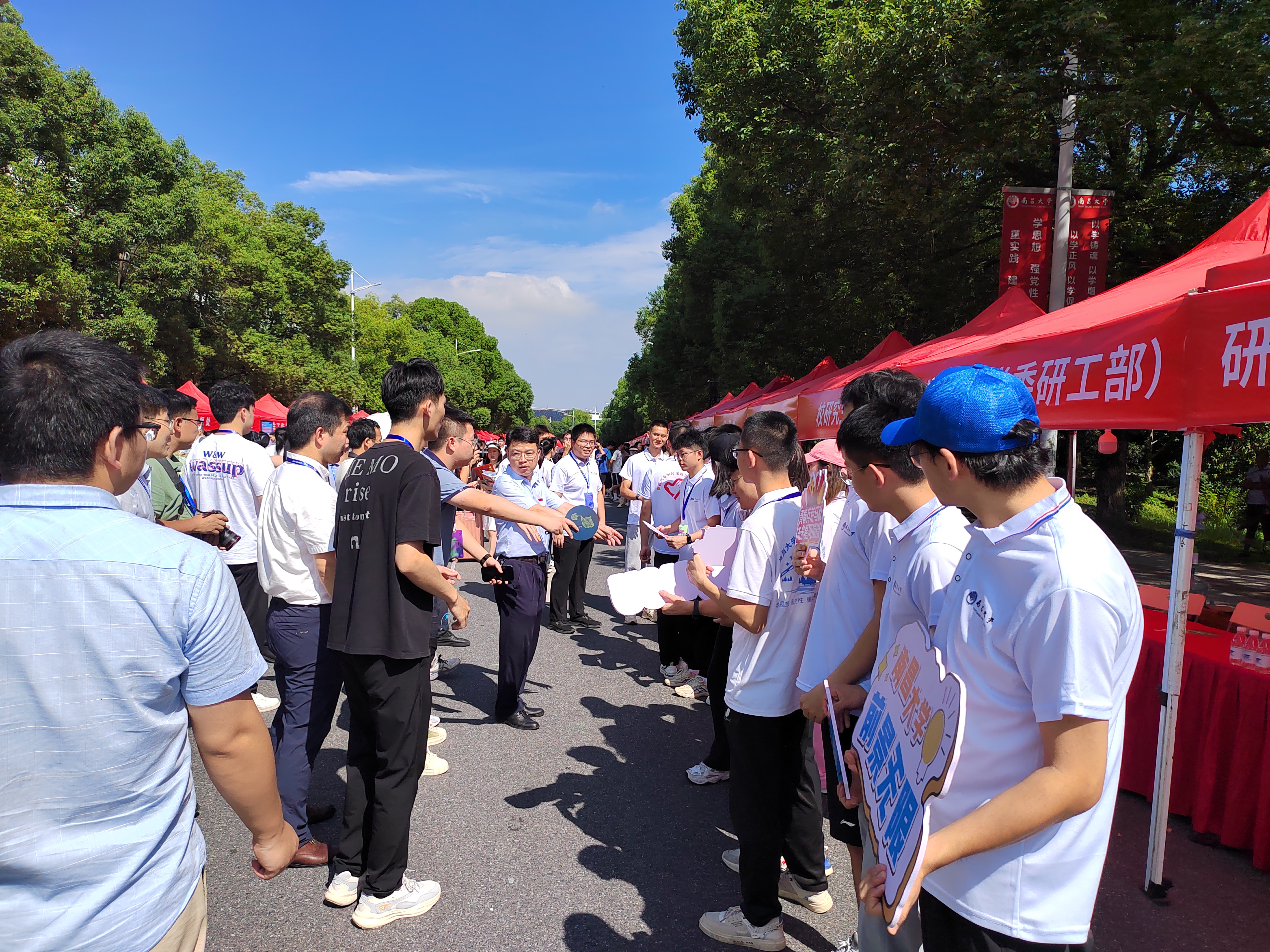 开学新生报到天气格外阳光明媚,莘莘学子从祖国四面八方来其聚南大