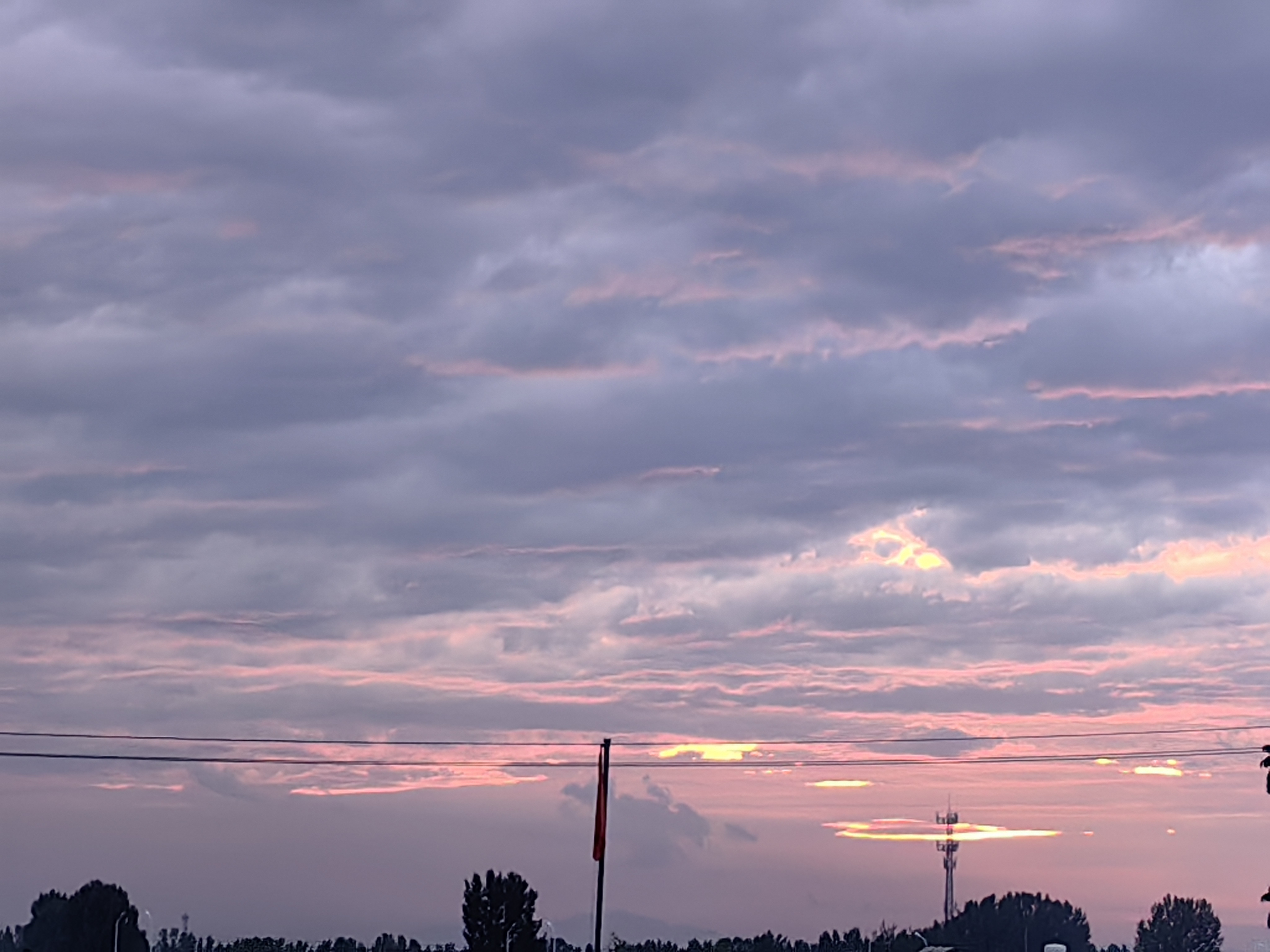 云朵们则换上了灰色的新装,悠然自得地漂浮在空中.