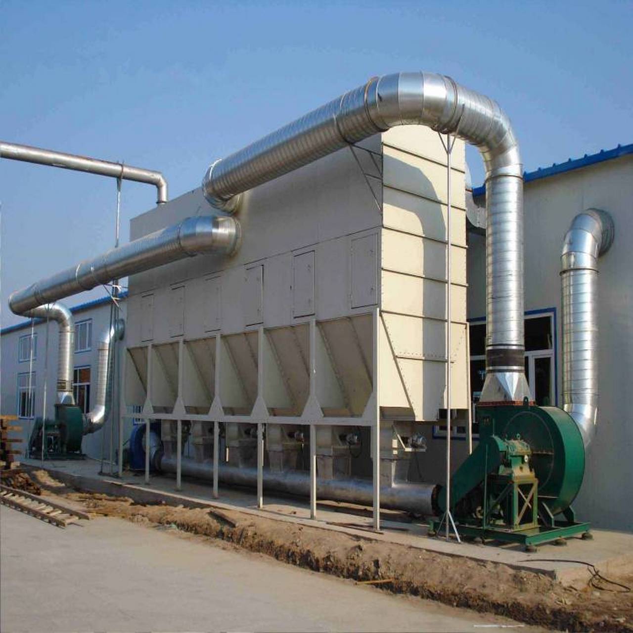 烧结板除尘器,又称烧结板过滤器,塑烧板除尘器,是一种以气体过滤为