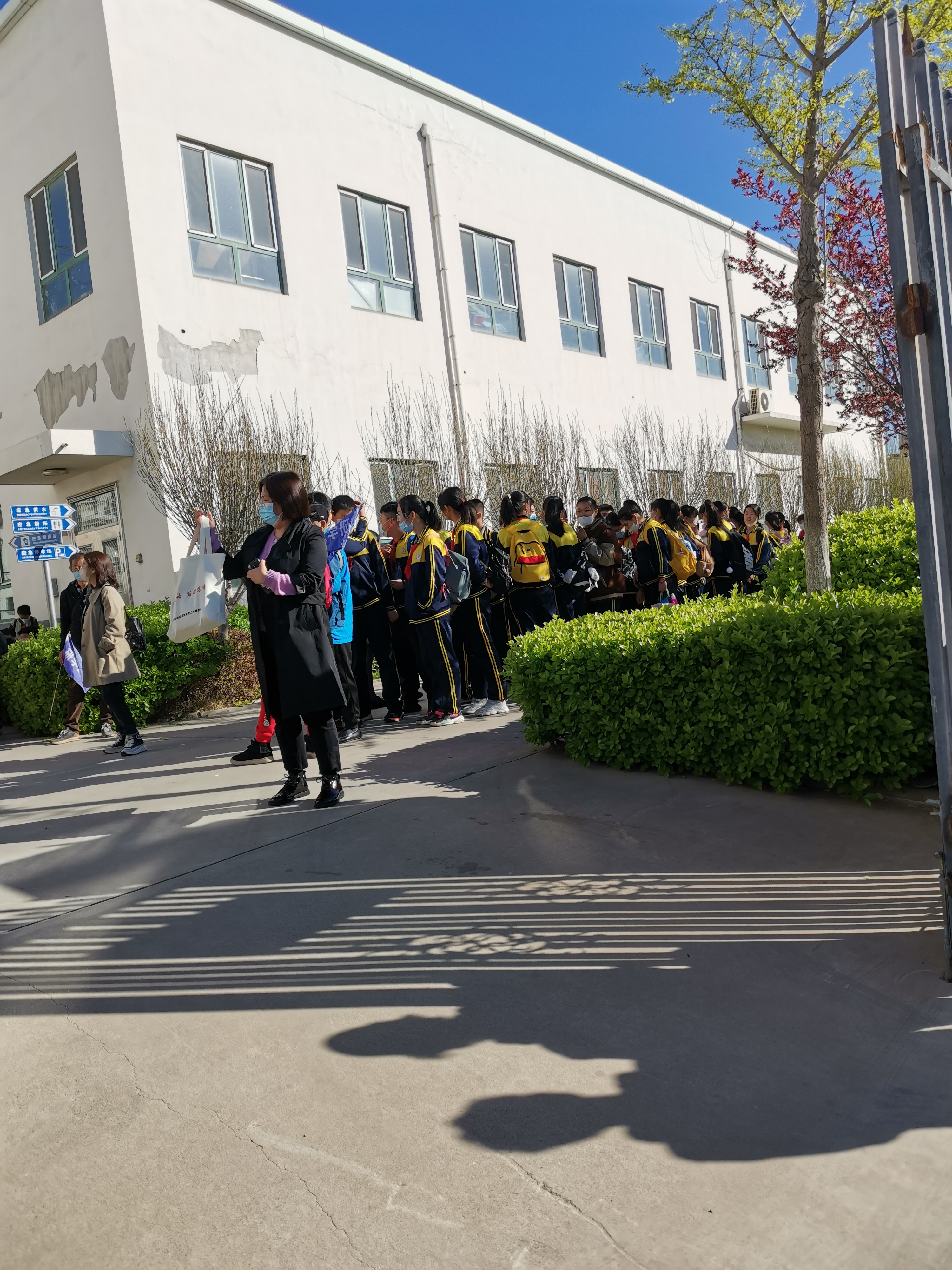今天北辰实验小学的同学们 早上8点多钟坐着大巴车 去欢乐谷春游去了