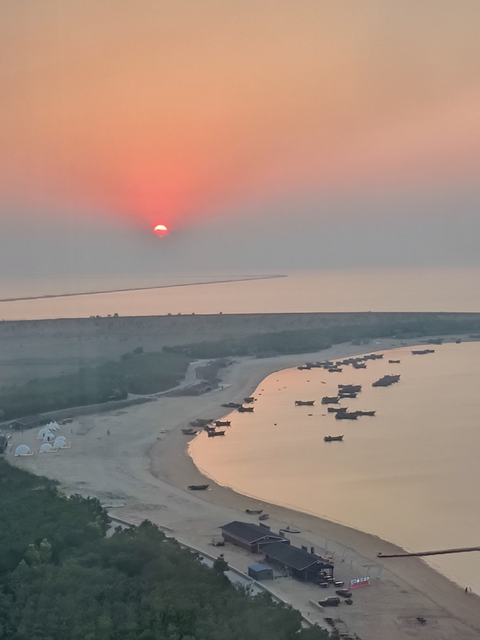 今日的落日算美丽吗  营口鲅鱼圈金沙滩的落日很美, 这是今天的落日.