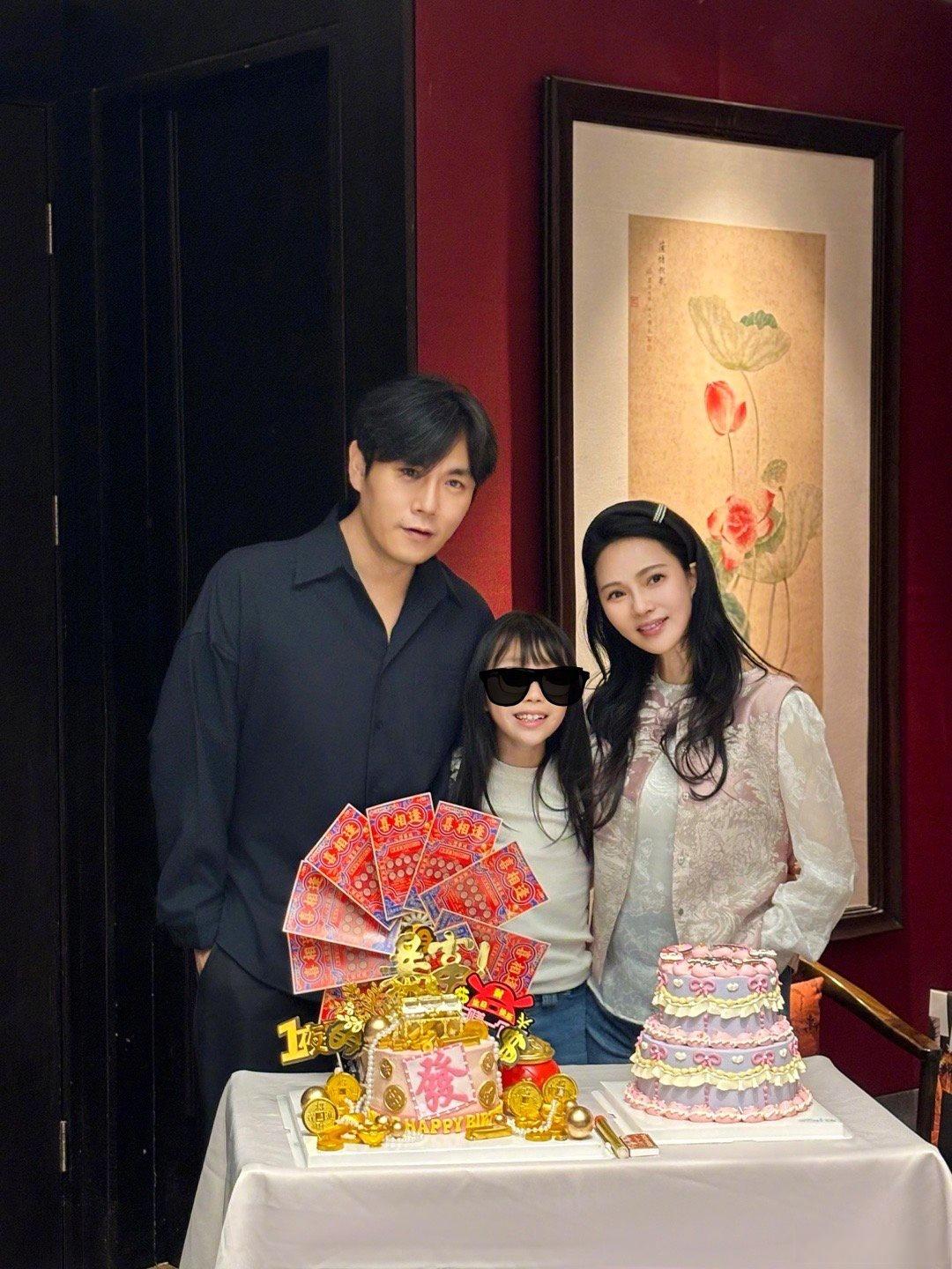 庆祝时刻,欢乐共享!秦昊和伊能静甜蜜合影,幸福满屏