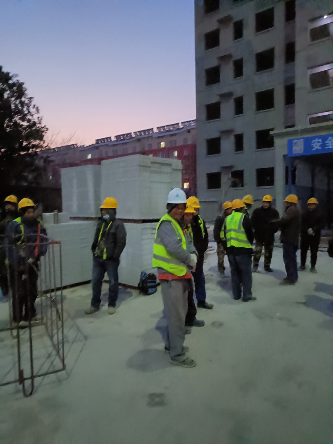 尖刺的蒺藜不停的肆虐着,这时,只有工地塔吊上的探照灯依旧威神志昂扬