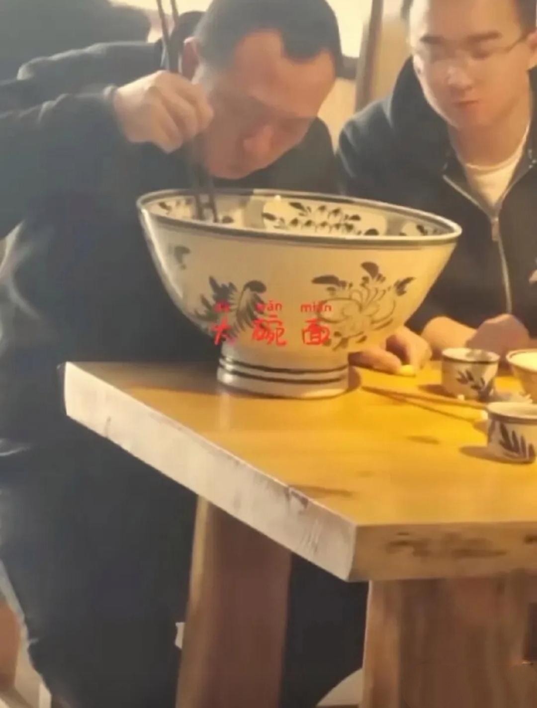 去山西出差,今天终于见到了传说中的大碗面,那碗确实大得超乎想象