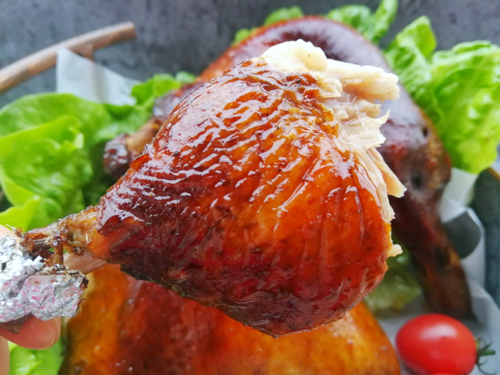 圣诞爆款美食# #一档冬日美食# 烤了一只香喷喷的烤鸭,我问儿子你最