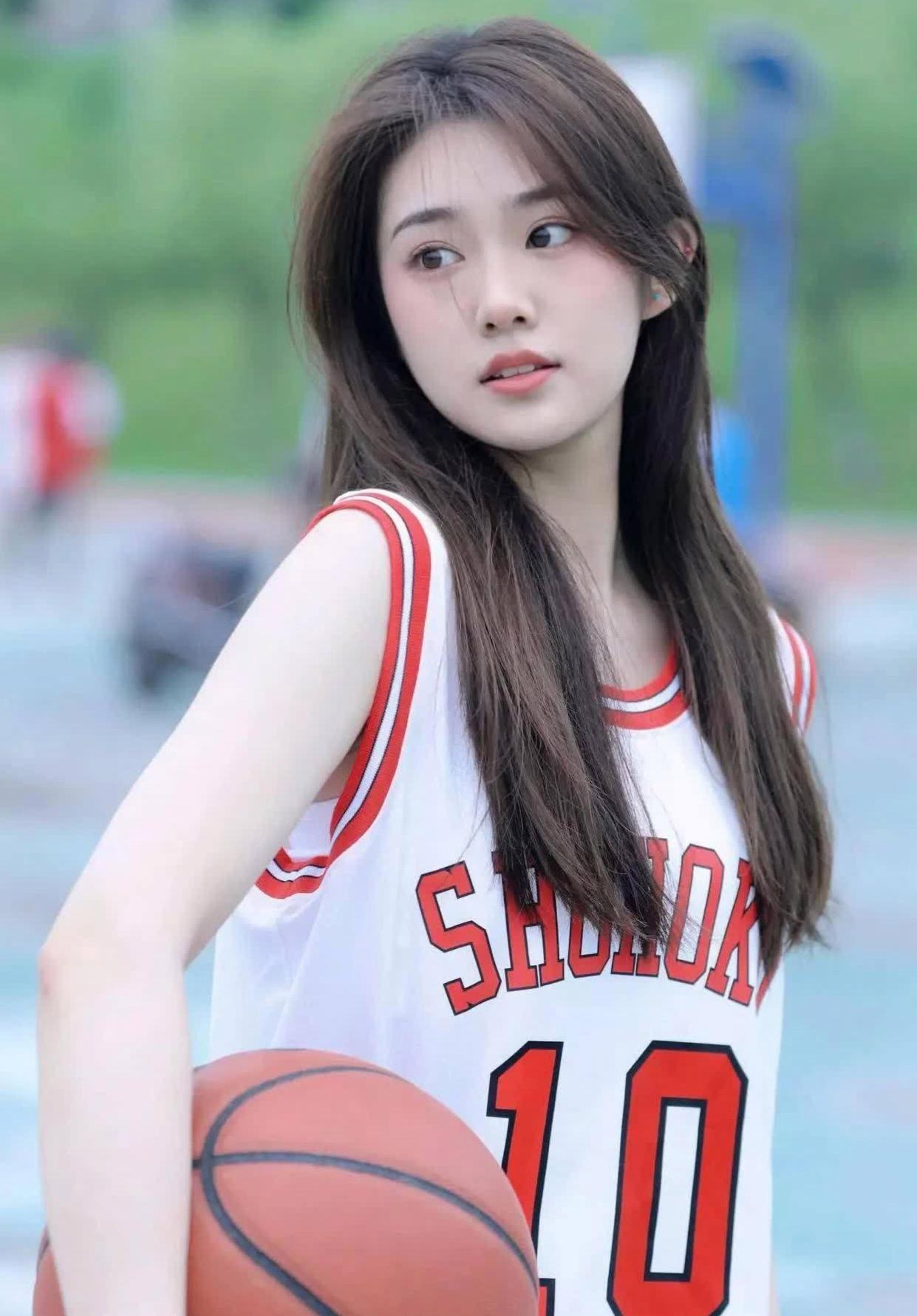 打篮球的小女生