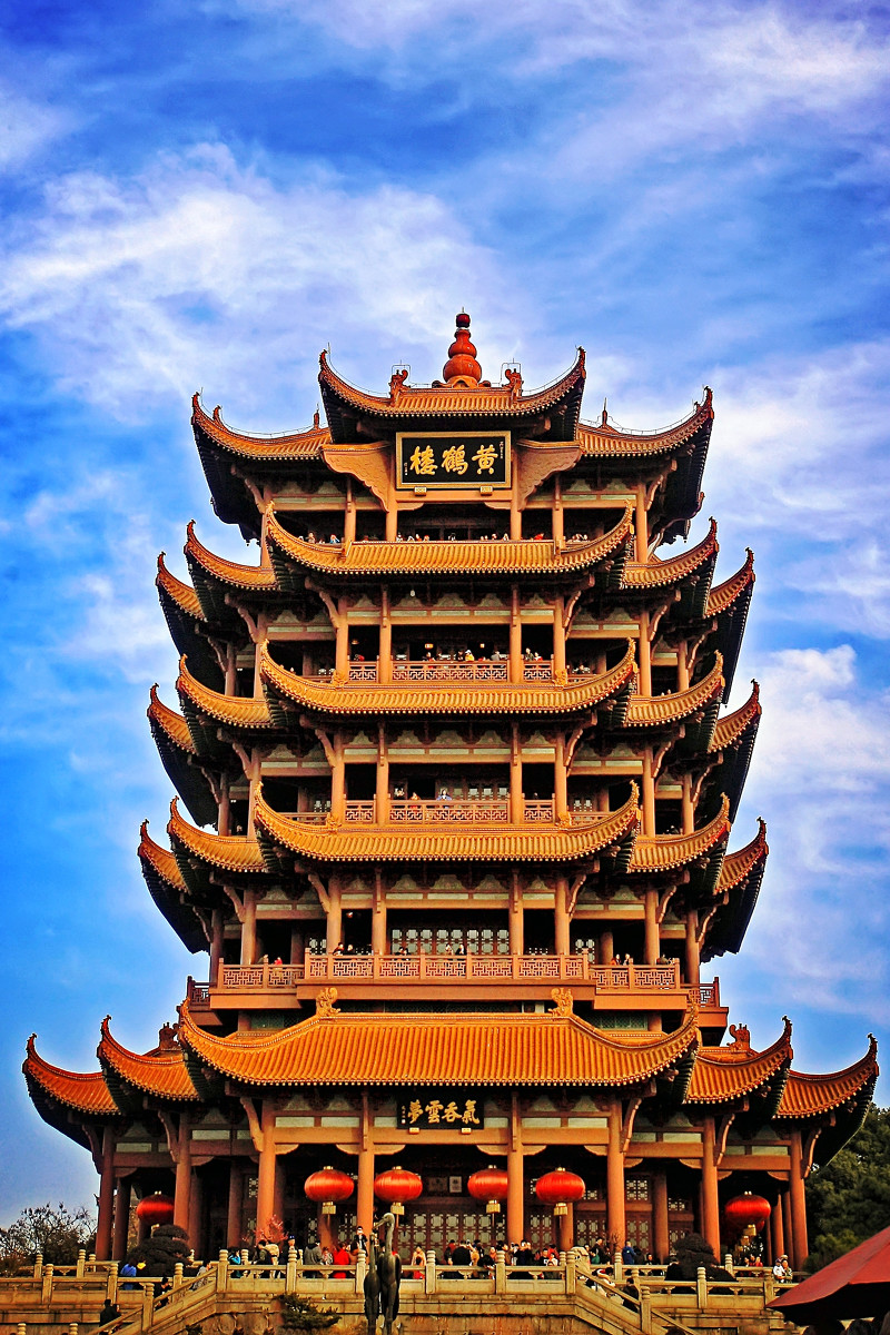 1,黄鹤楼:位于湖北省武汉市,始建于三国时期,享有"天下江山第一楼"的